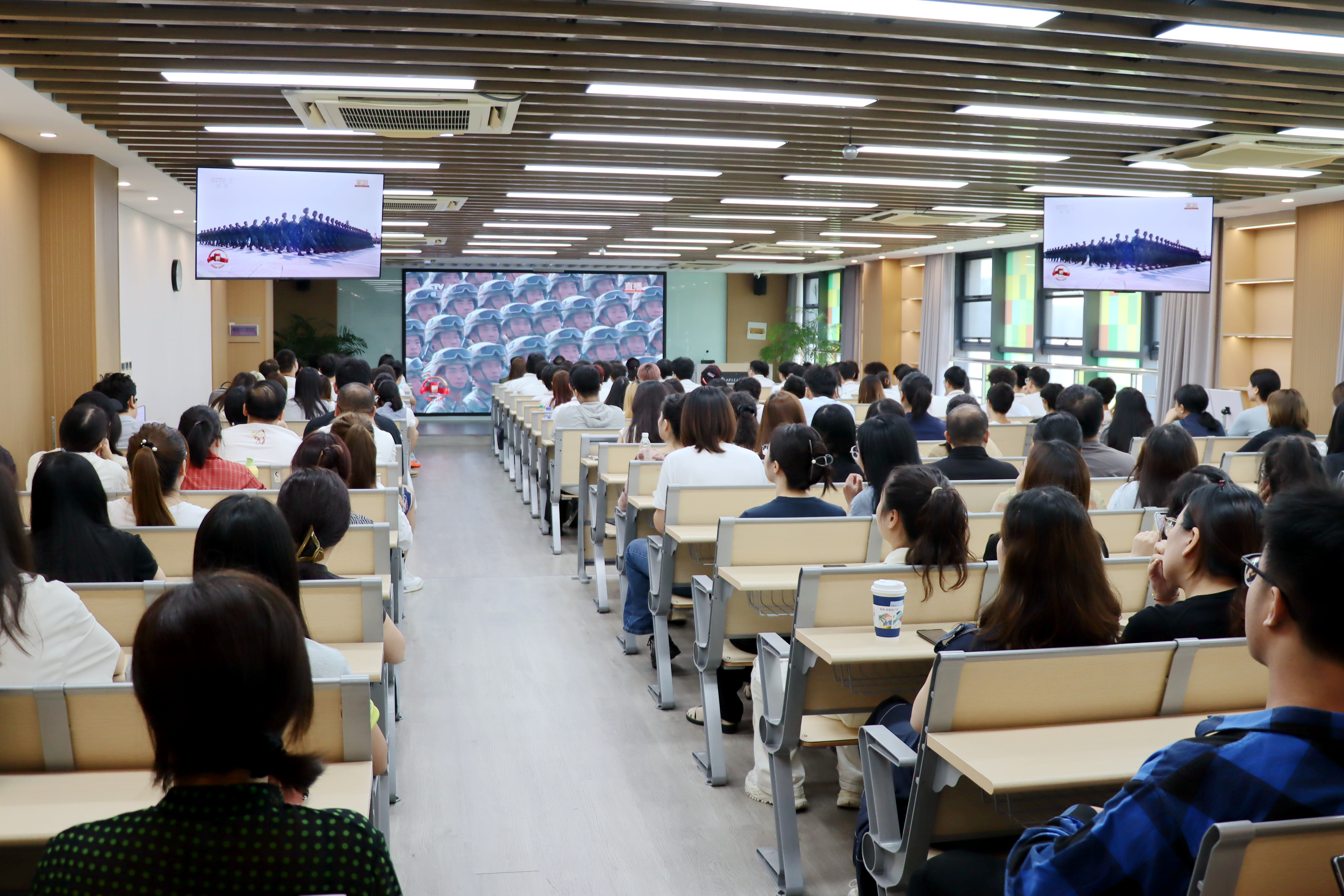 铭记历史守初心  砥砺奋进启新程——国际教育学院师生集体观看九三大阅兵共燃爱国情