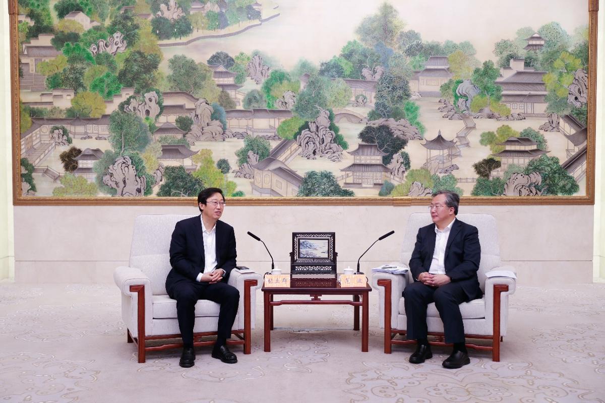 张立群与苏州市委书记范波座谈